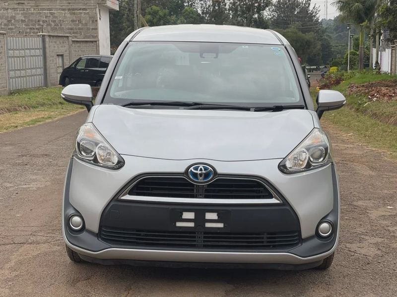 Toyota Sienta hybrid 2016