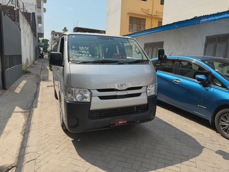 TOYOTA HIACE 7L 2019