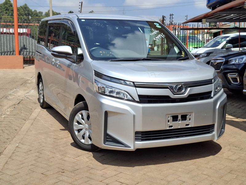 TOYOTA VOXY 2019