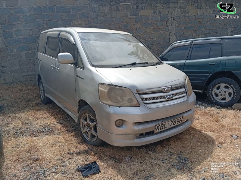 Toyota Noah Azr60 2004