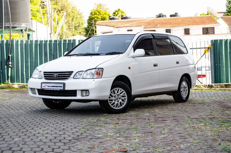 TOYOTA Gaia 2000