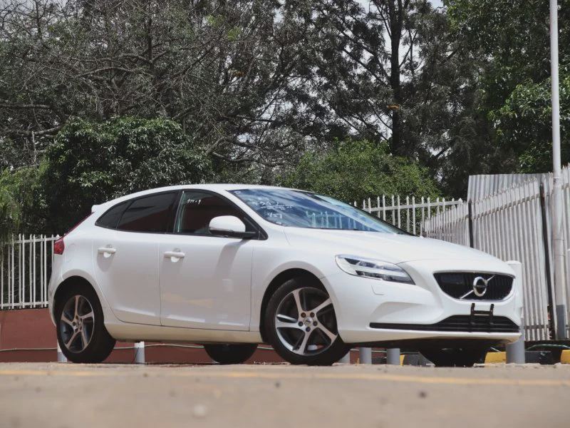 2020 VOLVO V40 D4 – WHITE 2000CC DIESEL PREMIUM HATCHBACK