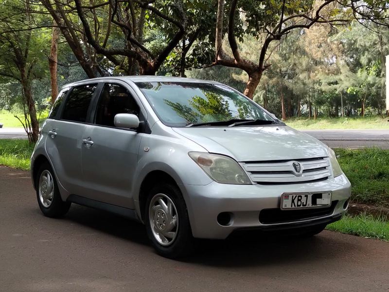 2002 TOYOTA IST