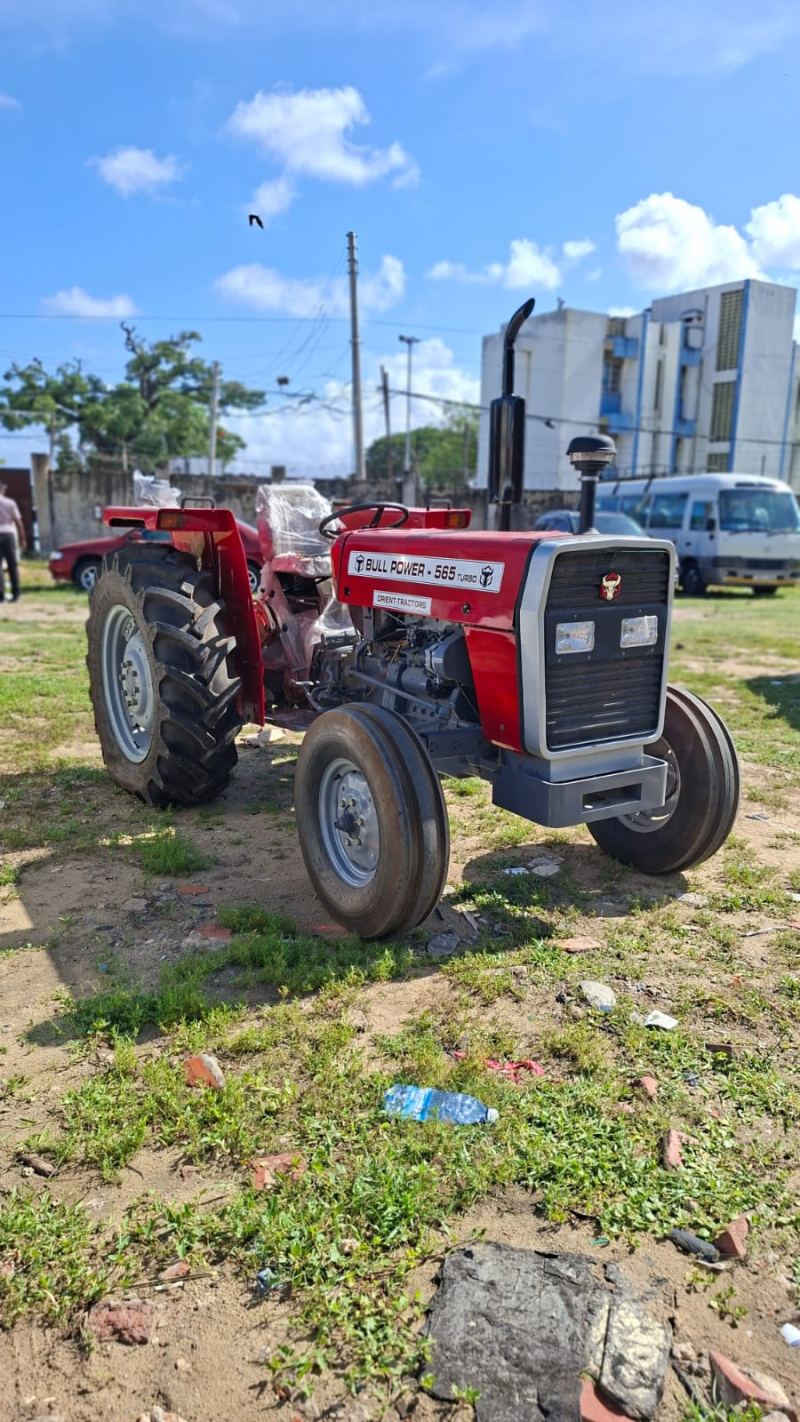 TRACTOR BULL POWER - 585 BULL POWER
